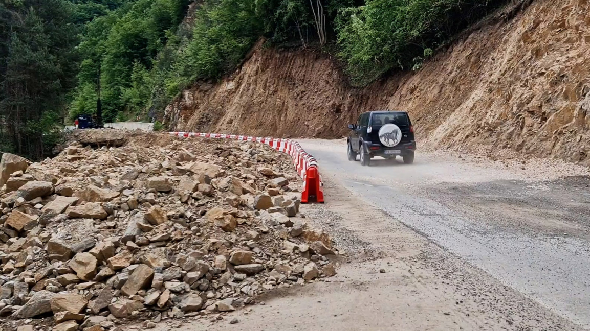 Свлачище затруднява движението между селата Виево и Славейно