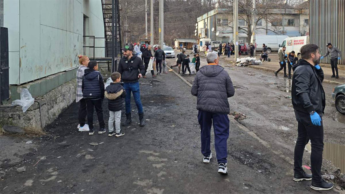 Живущи в бившите виетнамски общежития почистиха района