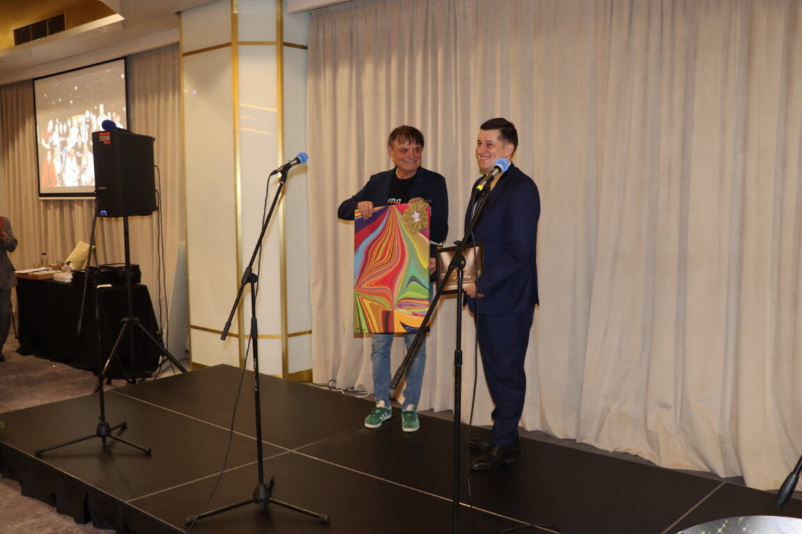 Пейо Пеев (председател на УС на СНАМП) връчва наградата на генералния директор на БНР Милен Митев