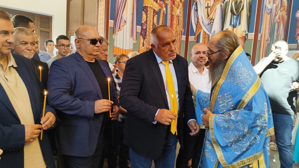 Бойко Борисов се черкува в новия храм