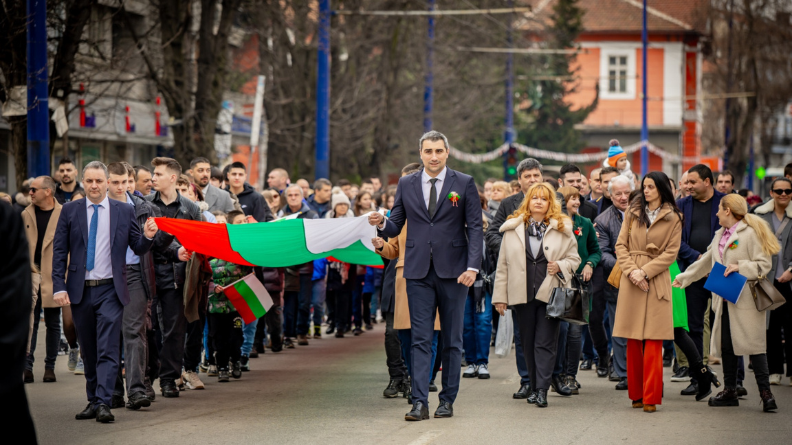 100-метрово българско знаме изнесоха в Пазарджик