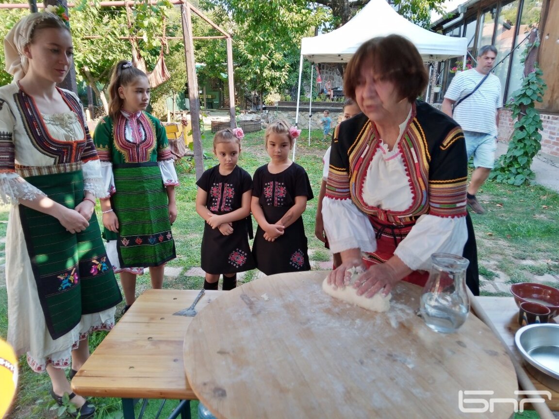 В село Раждавица пекат богородичен хляб в 100-годишна фурна