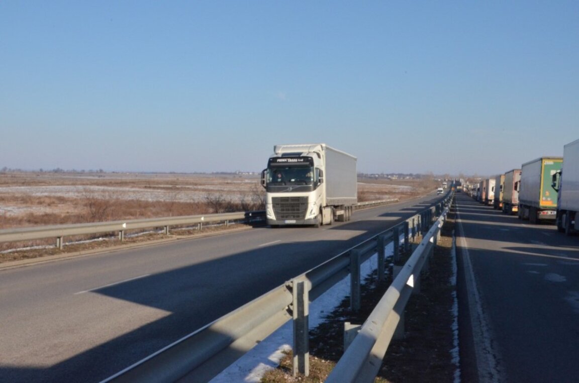 Удължава се забраната за движение на камиони в горещите дни