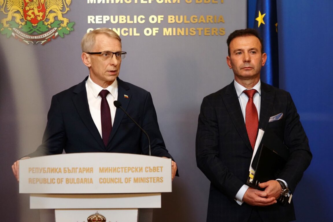 Министър-председателят в оставка Николай Денков (вляво) и главният секретар на МВР Живко Коцев