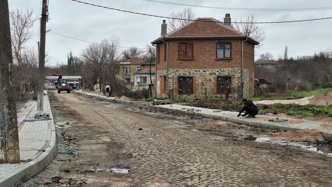 Продължава ремонтът на главната улица в боляровското село Воден