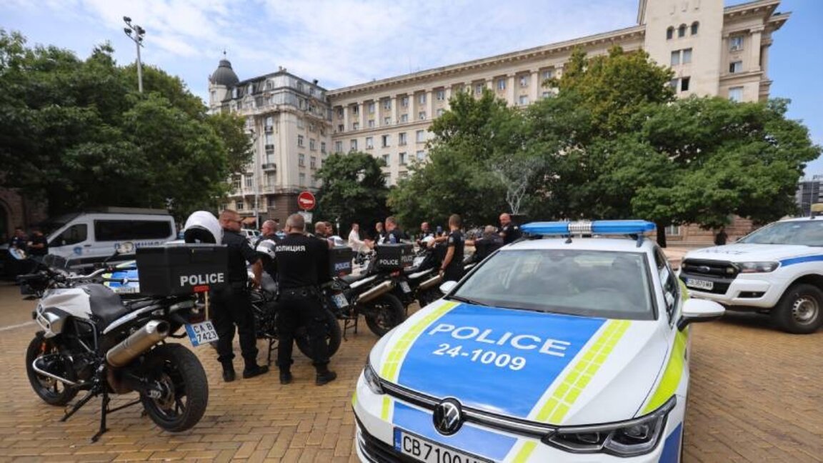 Полицајци на протесту испред зграде Председништва у знак подршке министру унутрашњих послова