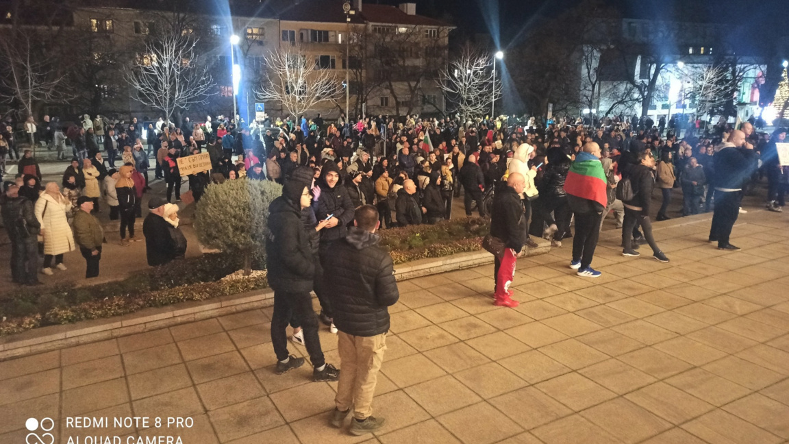 Мощна протестна вълна заля България