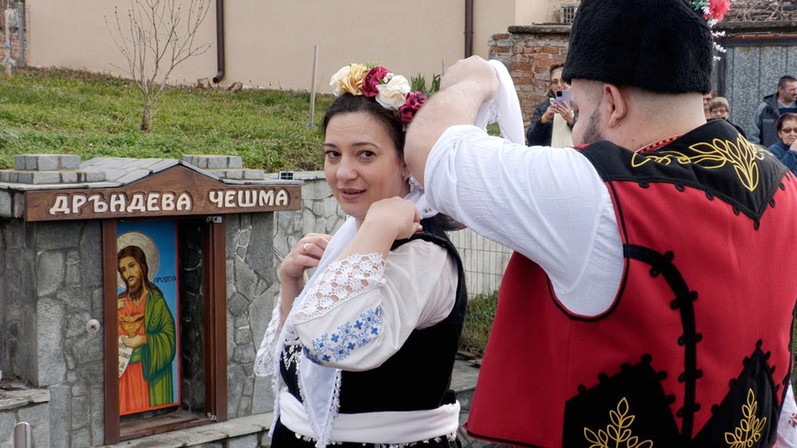 Në Karllovo, gjatë zakonit “Këpanak”, u lanë me ujë të akullt burimor