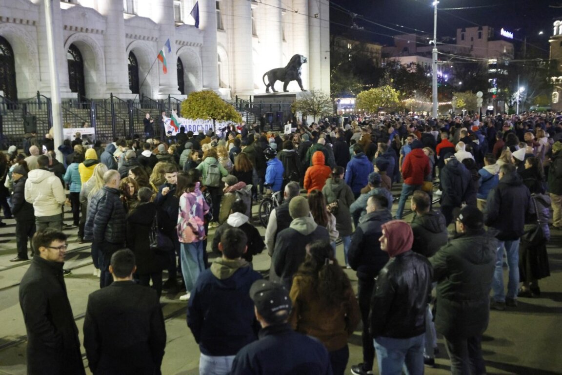 Протест на "Правосъдие за всеки" блокира трамваите пред Съдебната палата