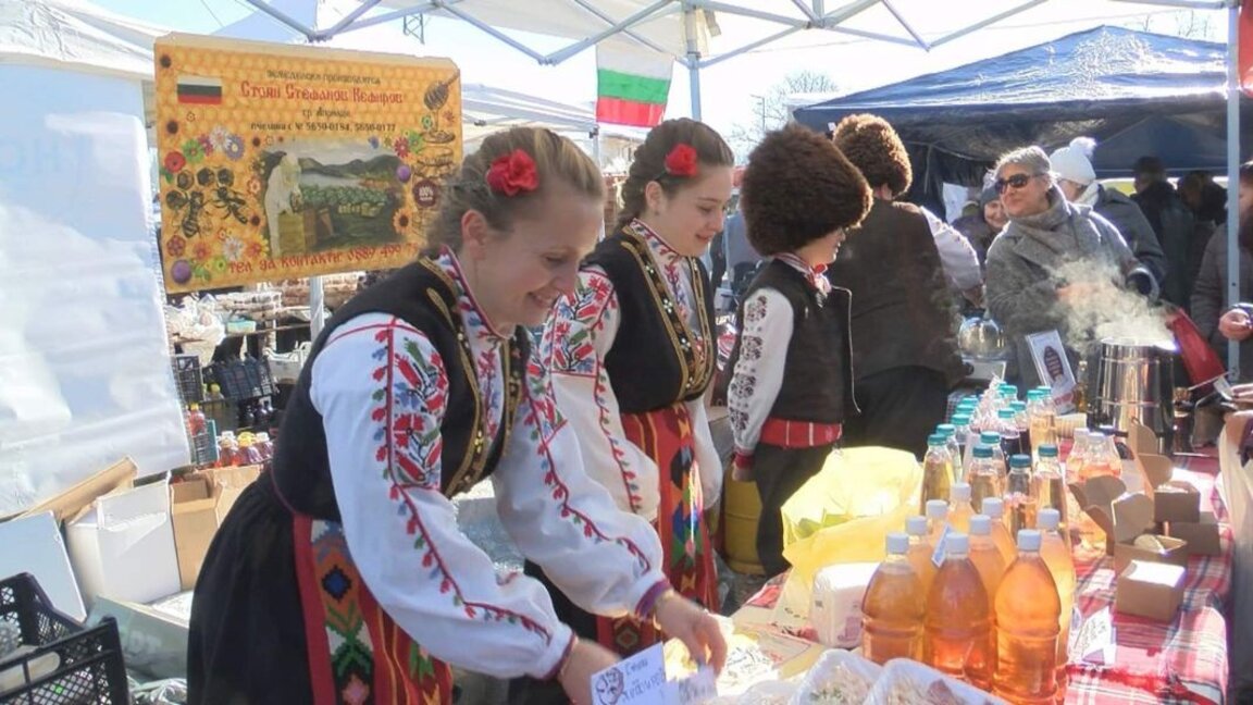 Aprillci pret mijëra të ftuar për festën e proshutës dhe rakisë së ngrohtë