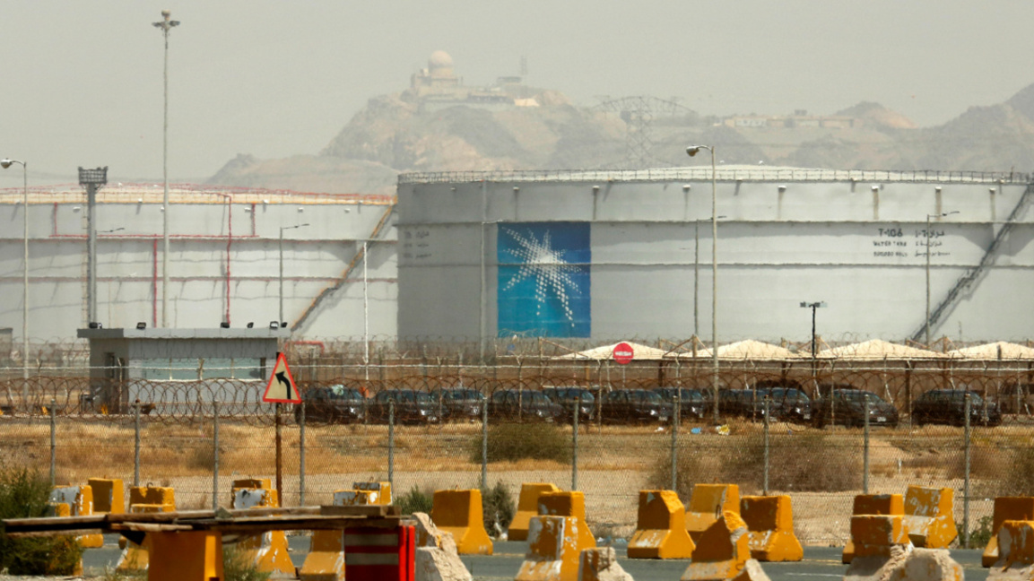 Петролните гиганти от Персийския залив задълбочават производствените съкращения