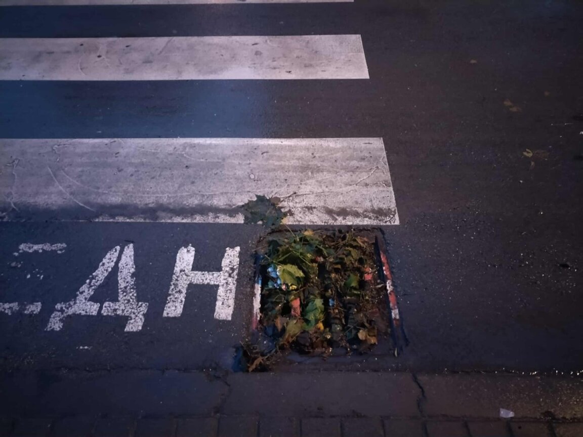 Продължава почистването на дъждовните шахти във Варна, дежурни екипи работят денонощно