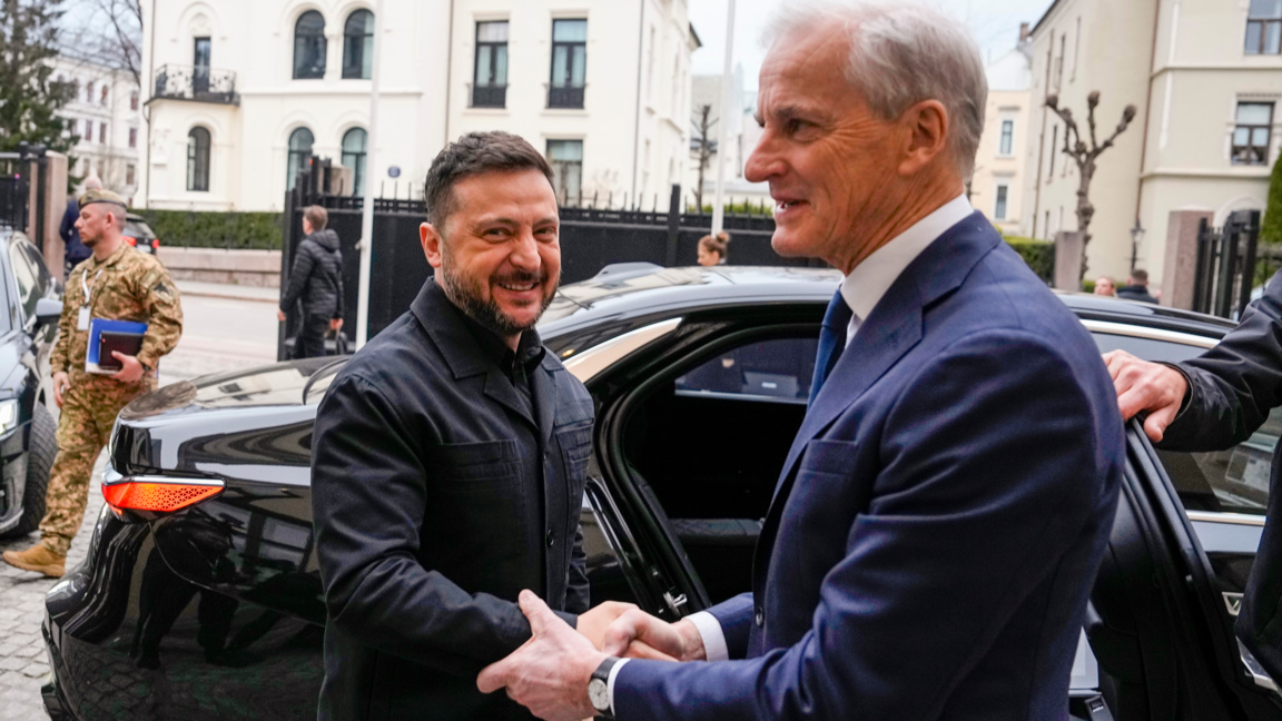 Норвежкият премиер Юнас Гар Стьоре посреща украинския президент Володимир Зеленски в официалната резиденция на правителството в Осло