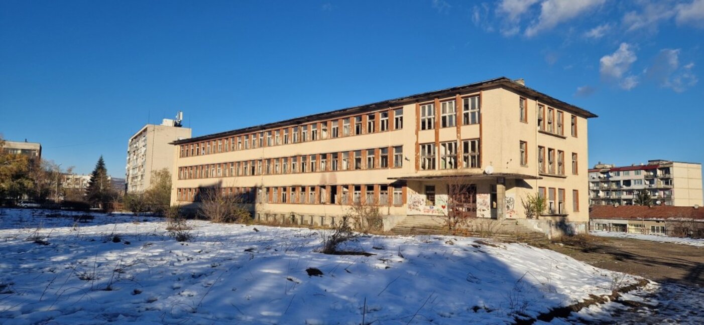 Ремонтират затворено училище