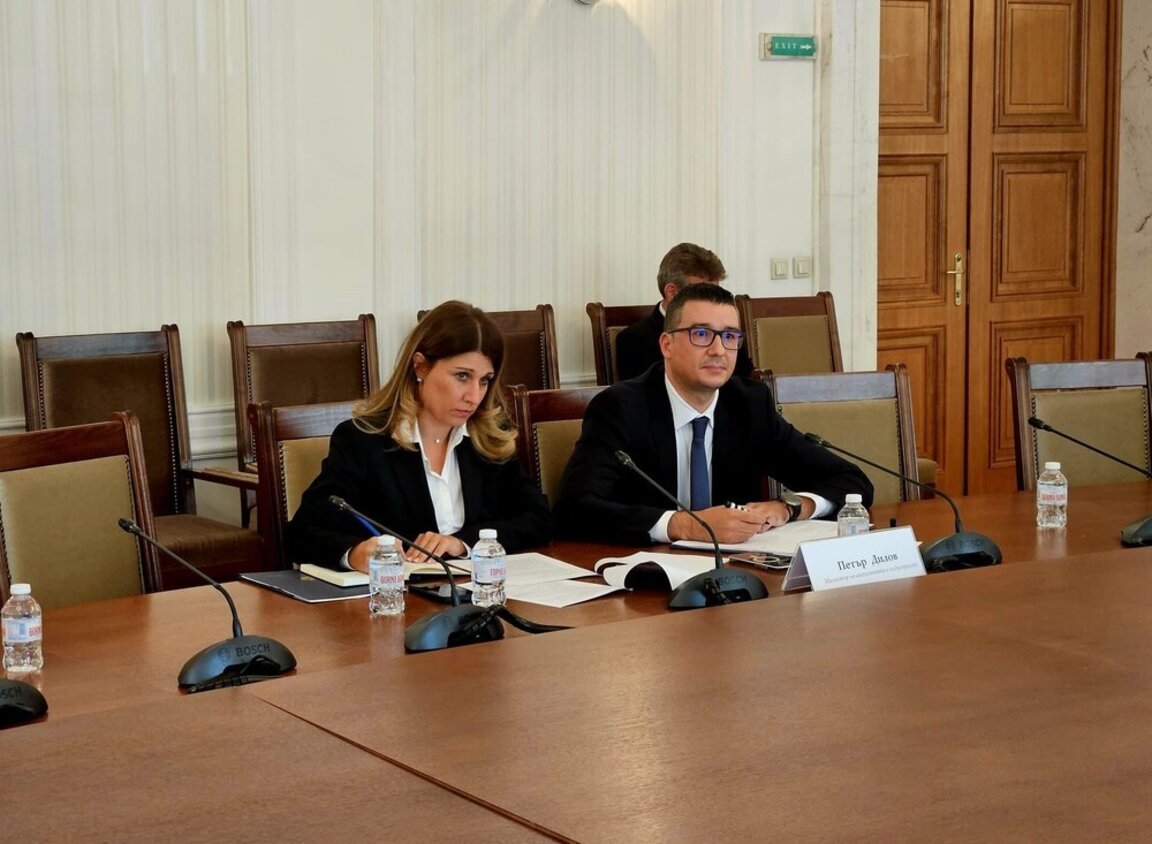 Министърът на икономиката и индустрията Петър Дилов по време на  изслушването в Комисия по икономическа политика и иновации в НС.