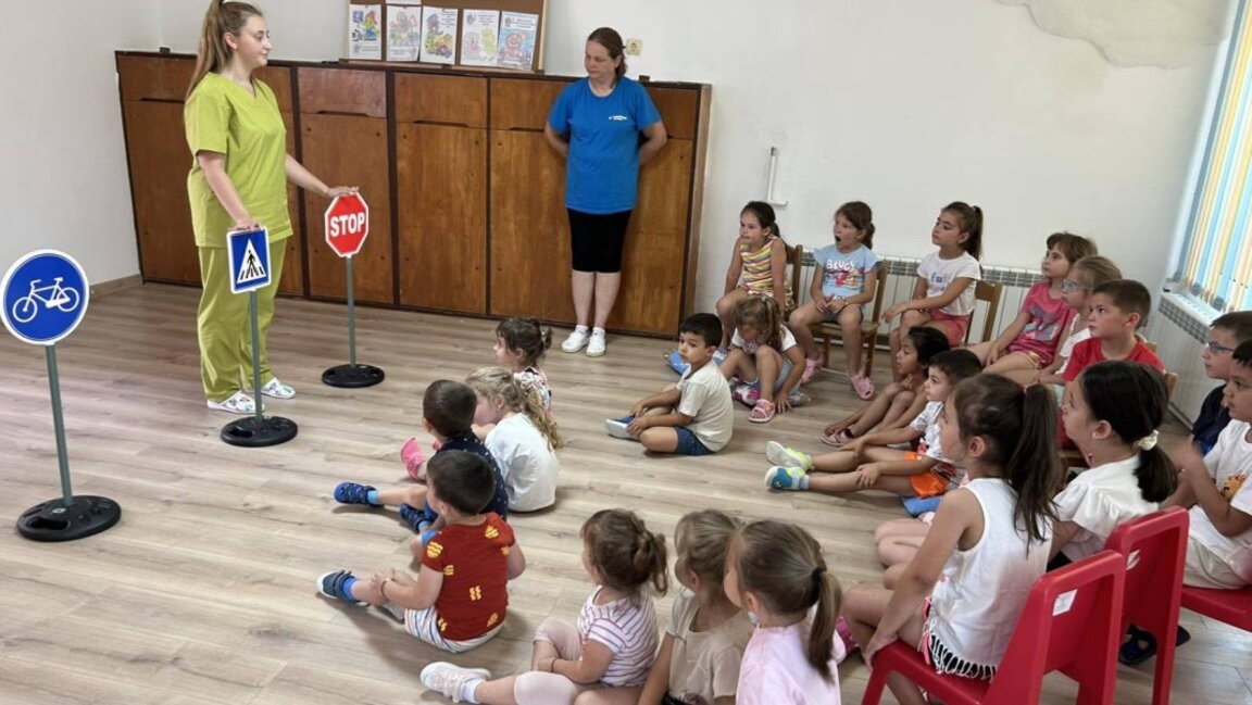 Деца от Мездра учиха правилата за безопасно движение