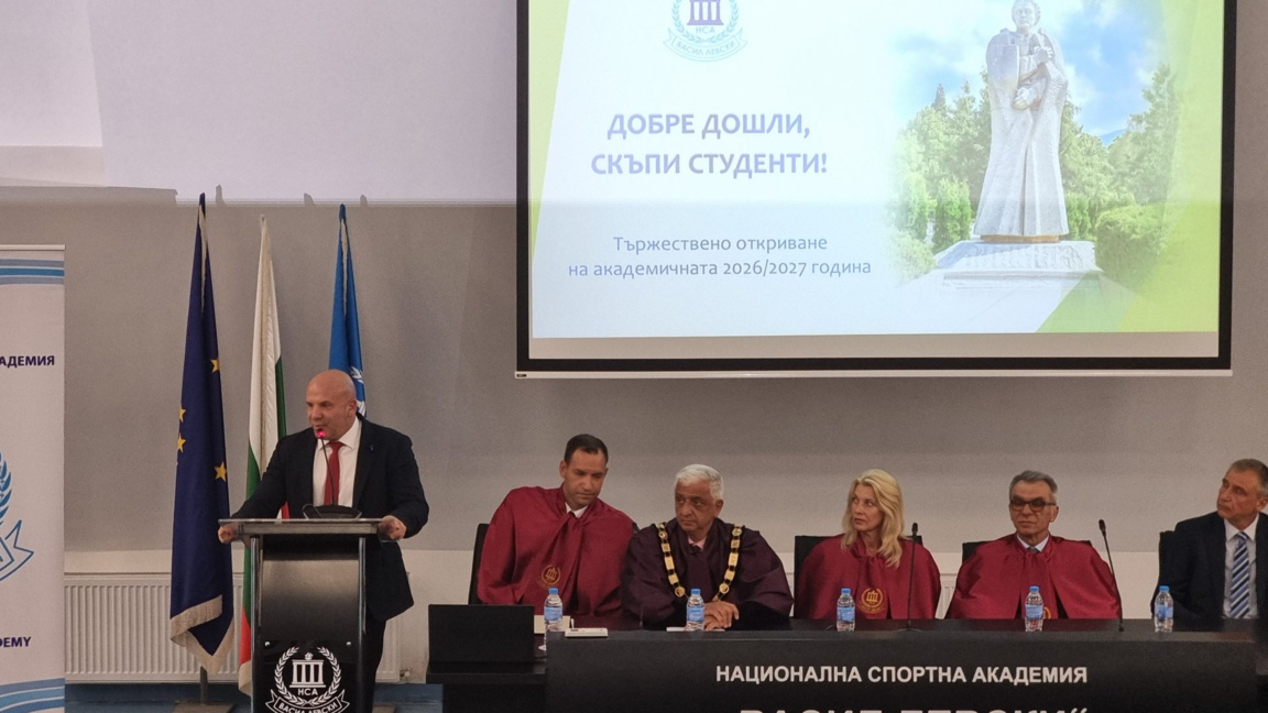 Министър Керязов приветства студентите.