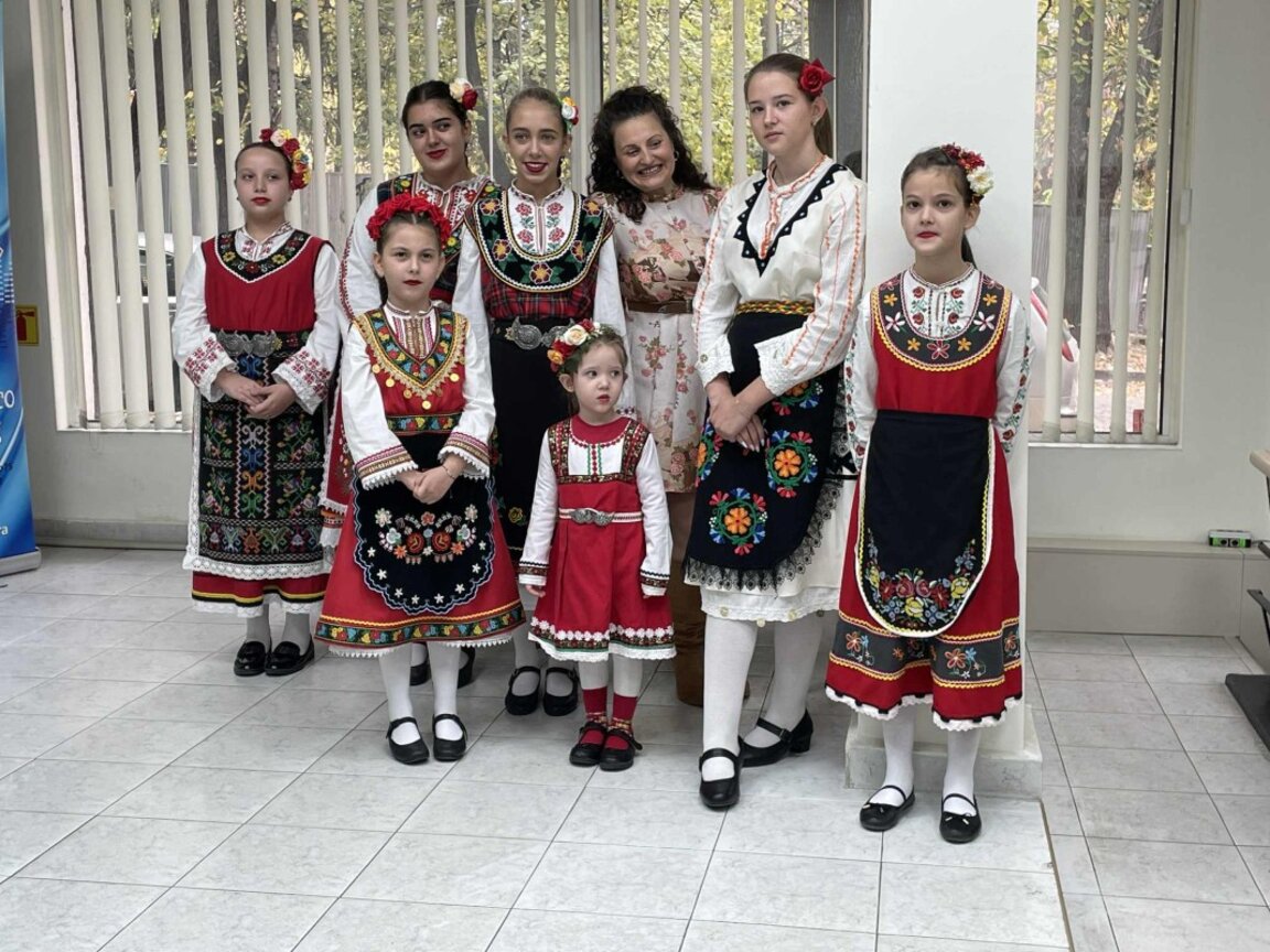 Децата от Сливен и Нова Загора с преподавателката им Велина Стайкова