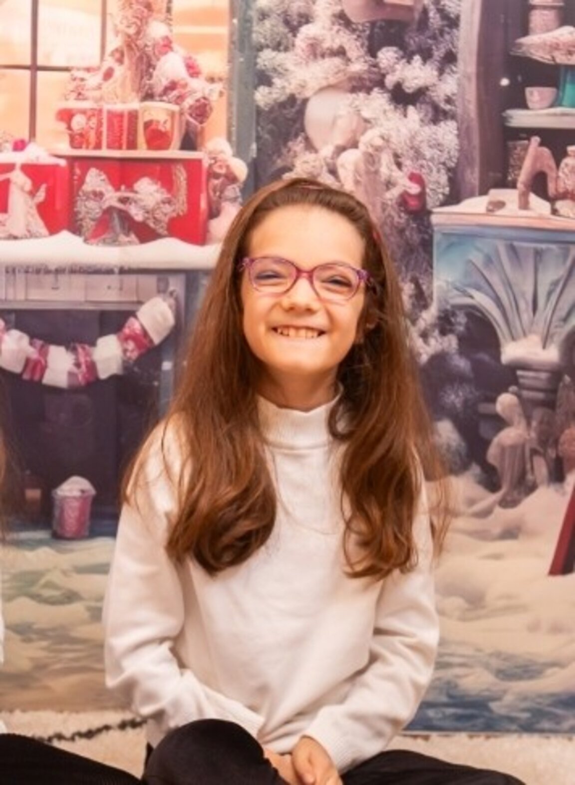 Микаела е почти на 11 години. Благодарение на „Българската Коледа“ вече има голям напредък. Тя е пълна с енергия и мечти и иска да помага на деца, които са като нея.