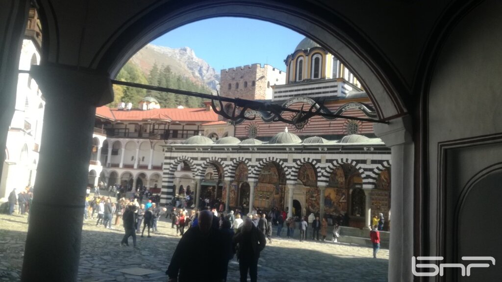 Засилено полицейско присъствие и допълнителен паркинг до Рилския манастир за празничните дни