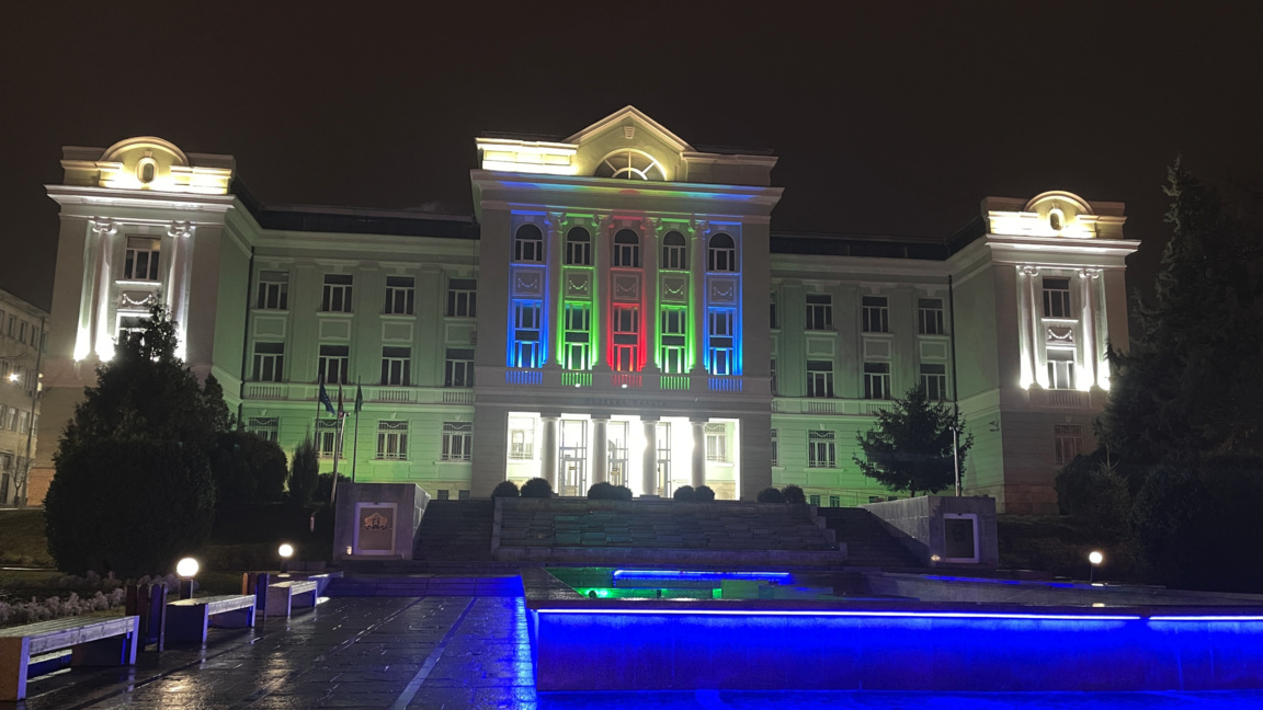 Съдебната палата грейва в различни цветове