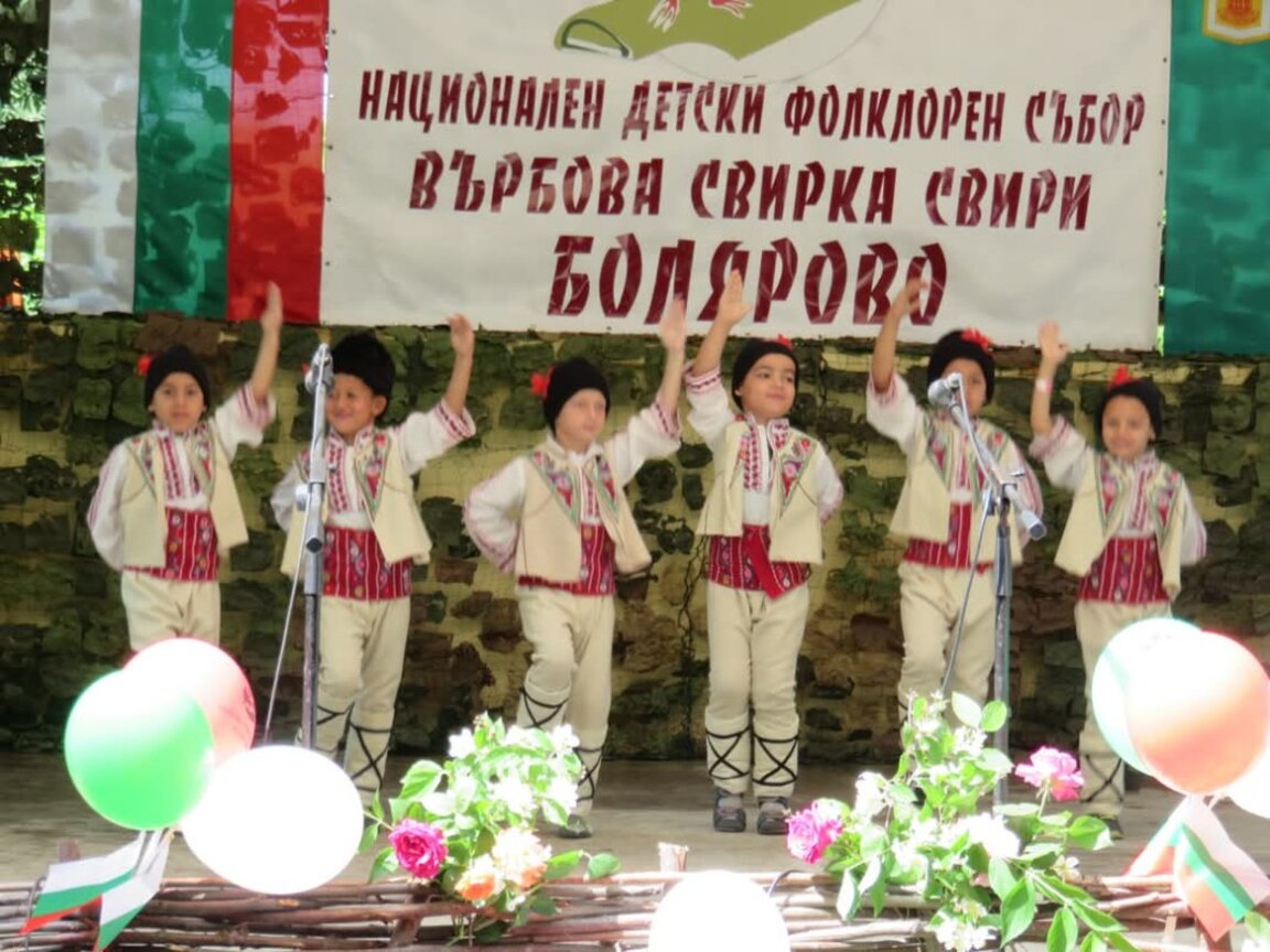 Участници в събора "Върбова свирка свири".