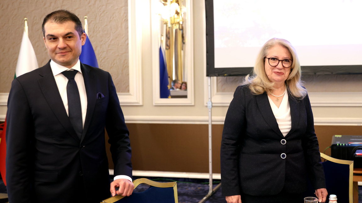 Министърът на туризма Ирена Георгиева (вдясно) на среща с дипломатическия корпус