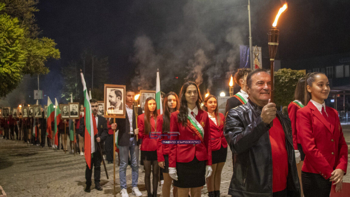 Учениците на СУ "Петко Рачов Славейков" в Кърджали за поредна година проведоха своето факелно шествие по повод Деня на народните будители