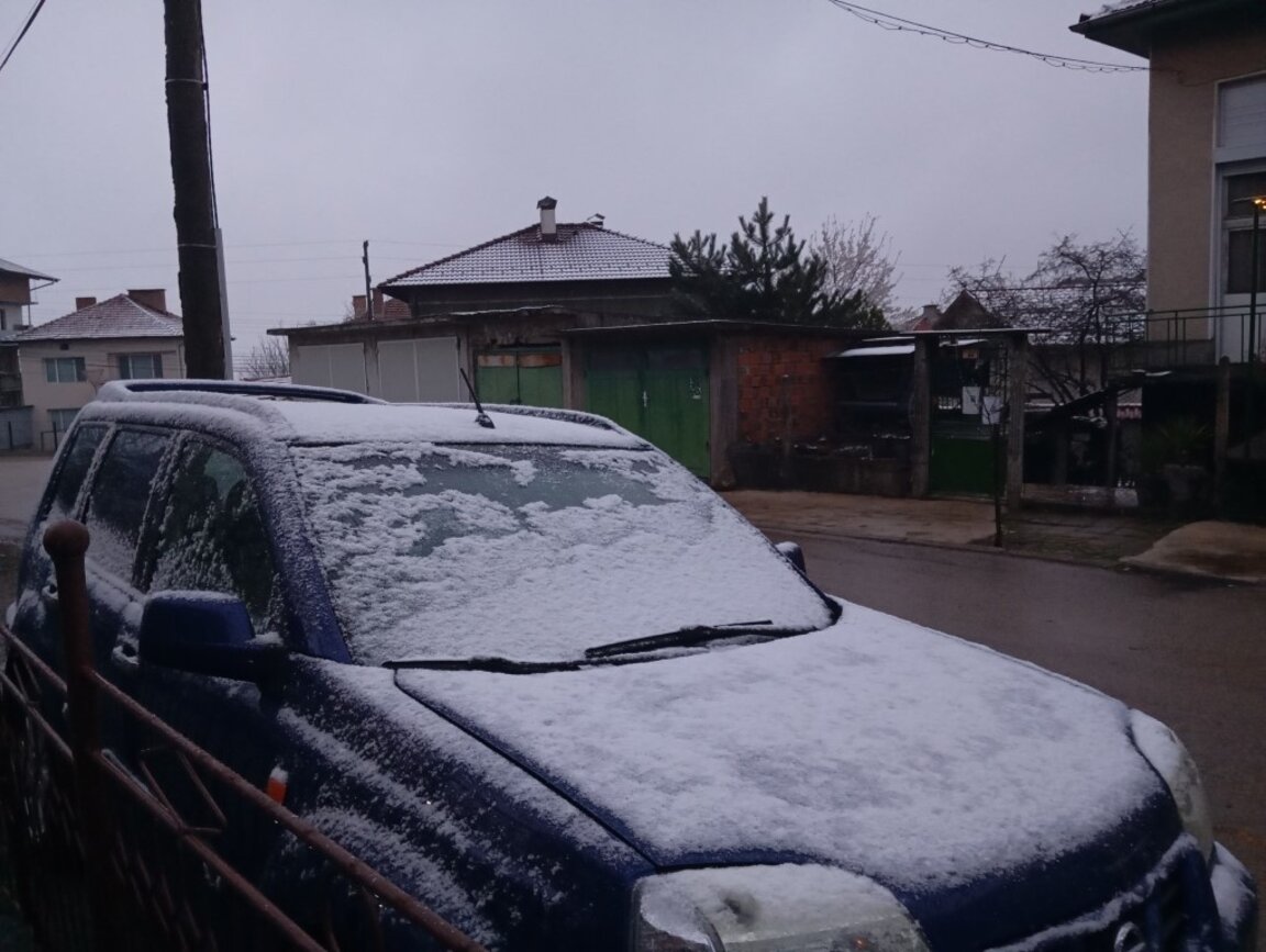 Сняг вали в Монтанско