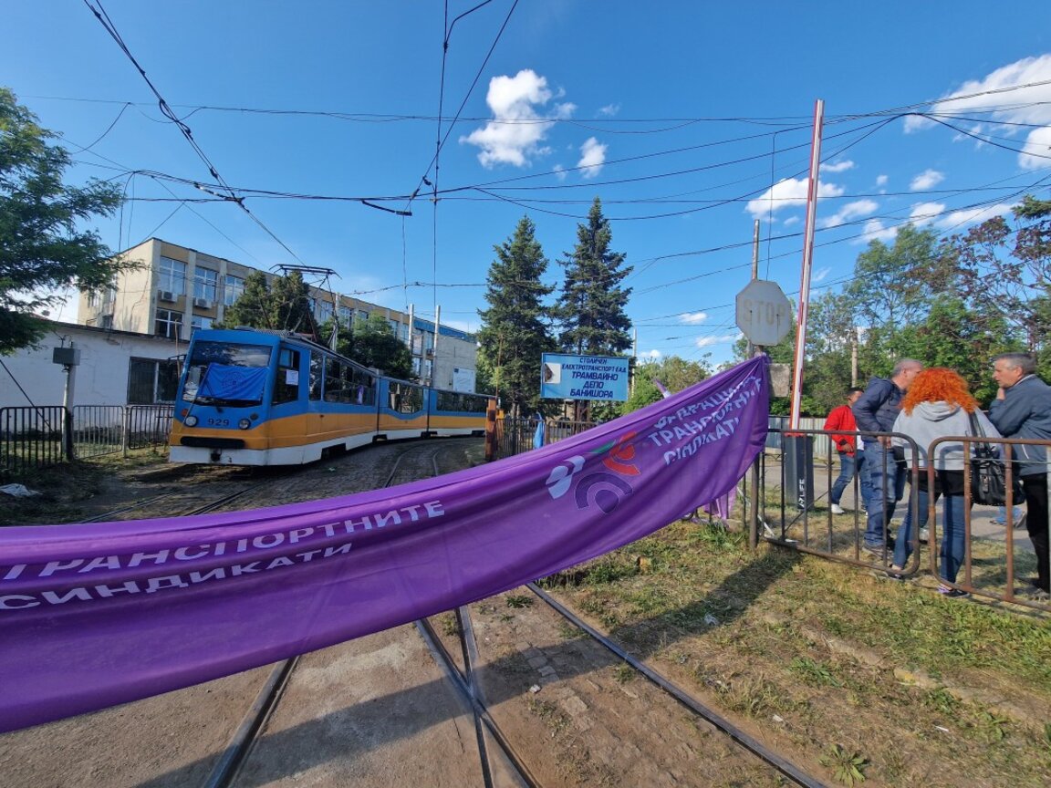 Наземният градски транспорт в София няма да се движи тази нощ и утре заради протест на работещите, съобщават от транспортните синдикати.