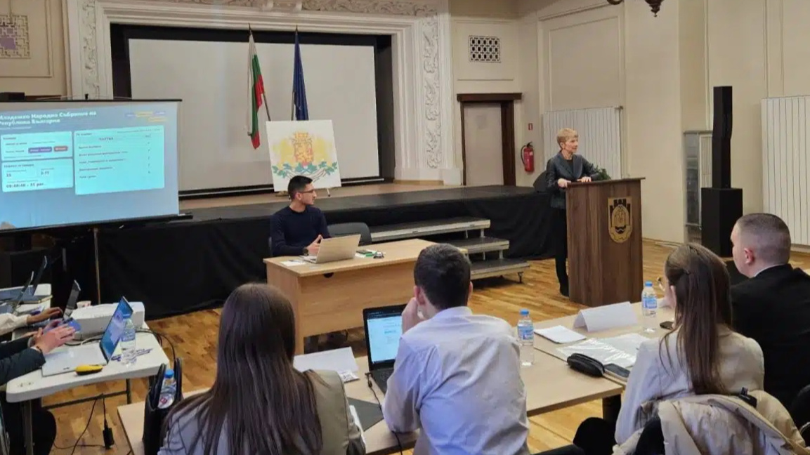 Младежи влязоха в ролята на народни представители