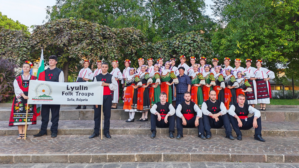 Фолклорната магия вече четири десетилетия омайва танцьорите в ансамбъл "Люлин"