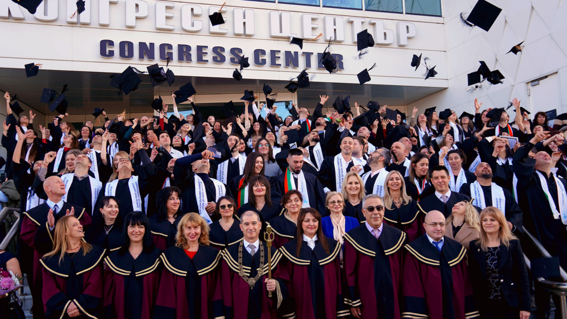 Над 700 абсолвенти получиха дипломите си в Бургаския държавен университет