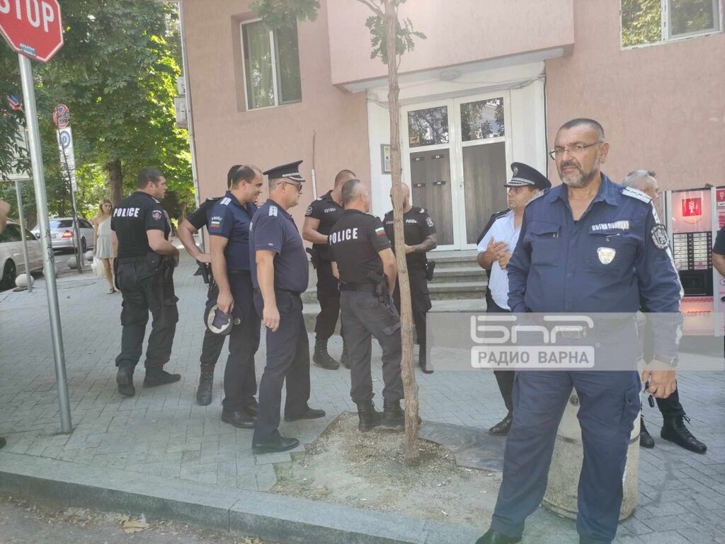 Служители на МВР излязоха на мълчалив протест във Варна