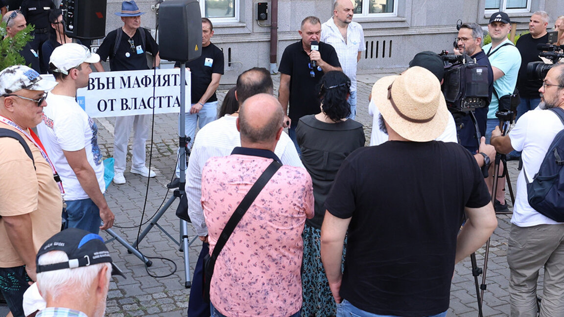 Citizens protest outside the Commission for Anti-Corruption