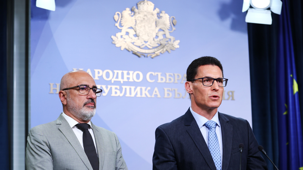 Председателят на Временната комисия по бюджет и финанси Константин Проданов (вдясно) и Стефан Белчев от ПГ на "Прогресивна България" дават брифинг в НС във връзка с бюджета - 1 юни 2026 г.