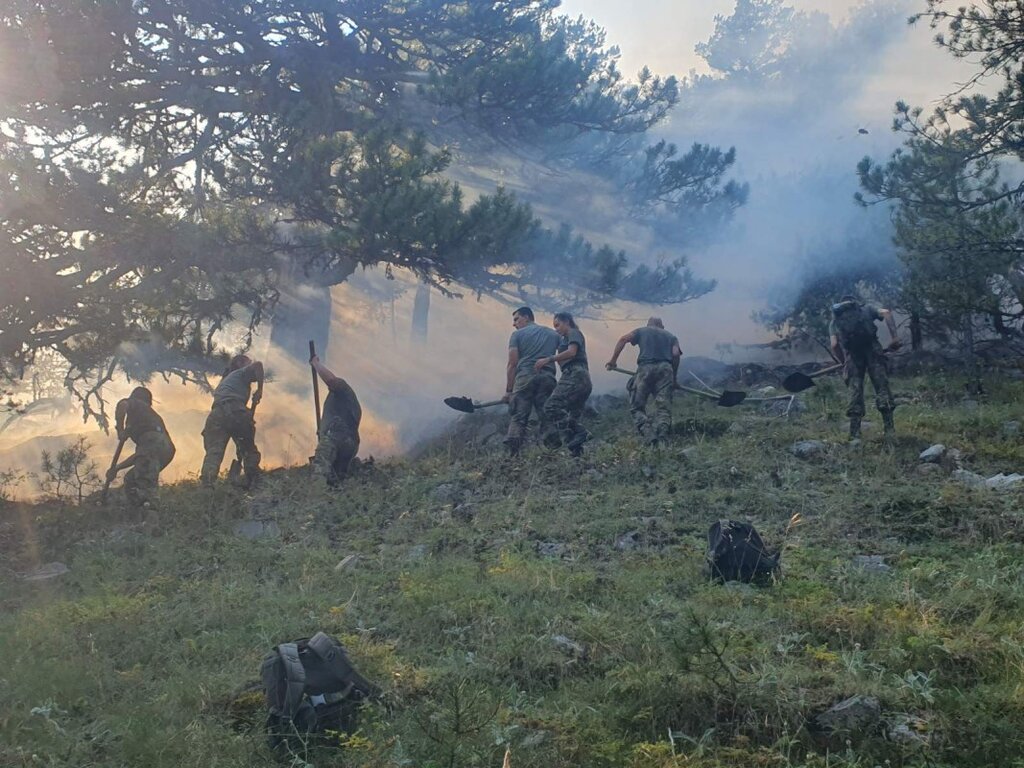Военнослужещи от Сухопътните войски и днес помагат за гасенето на пожара над село Илинденци