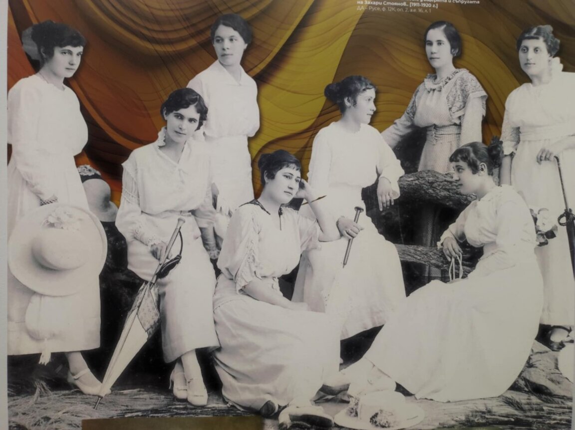 В огледалото на времето: Изложба показва модата от средата на XIX в. до първата половина на XX в. (СНИМКИ)