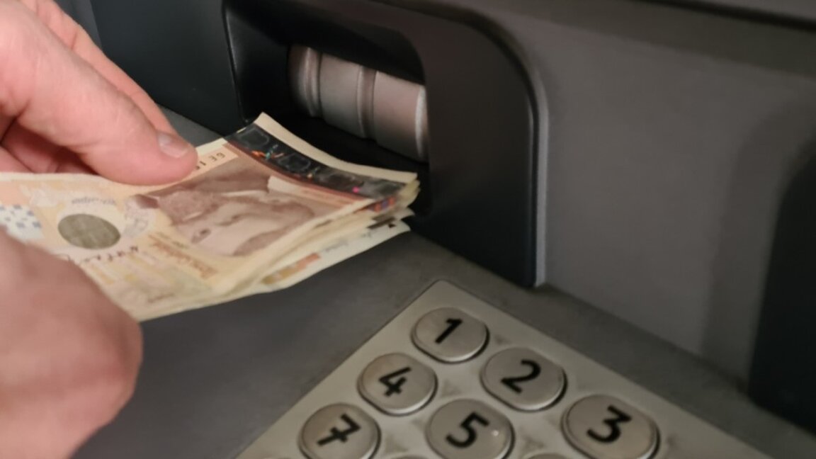 Άρονται τέλη ανάληψης μετρητών σε λέβα