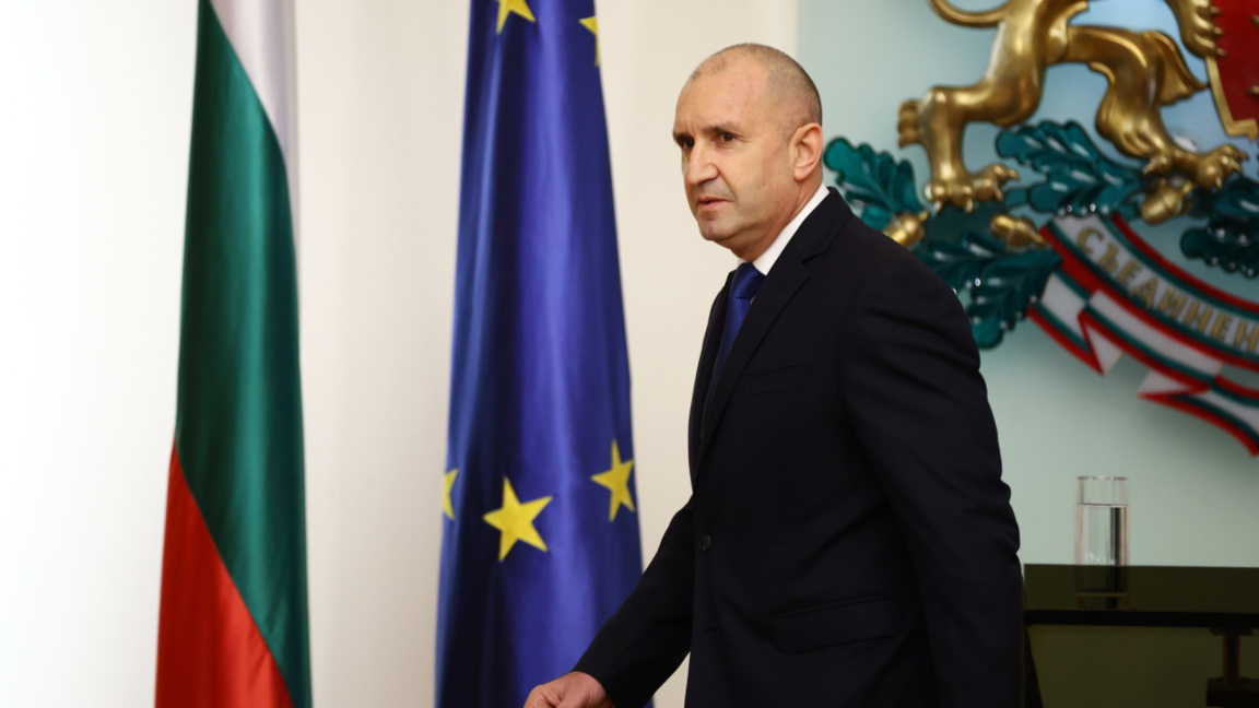 Оставката на Радев внесена в КС