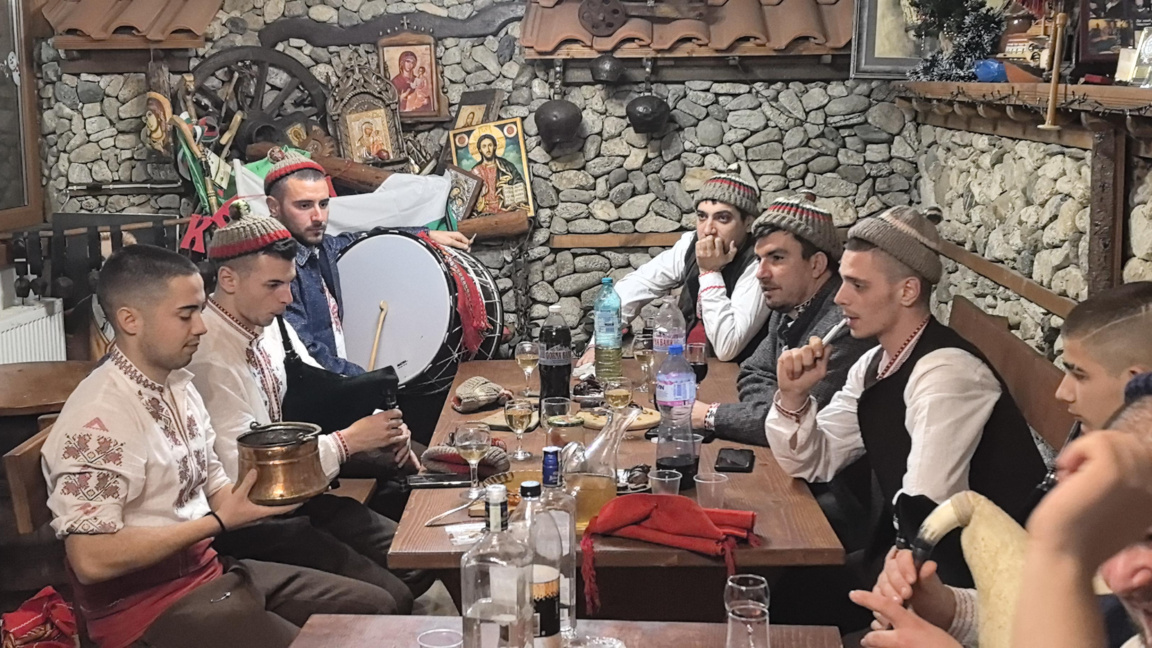 Калофер се подготвя за традиционното мъжко хоро, 06.01.2025 г.