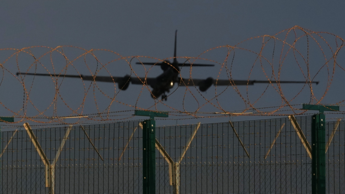 Разузнавателен самолет U-2 за полети на много голяма надморска височина се готви за кацане във военновъздушната база Акротири, близо до Лимасол, Кипър, 7 март 2026 г.