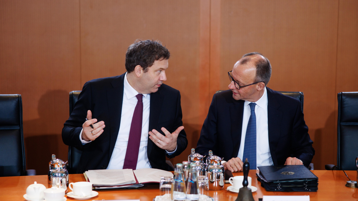 Германският министър на финансите Ларс Клингбайл (вляво) и германският канцлер Фридрих Мерц