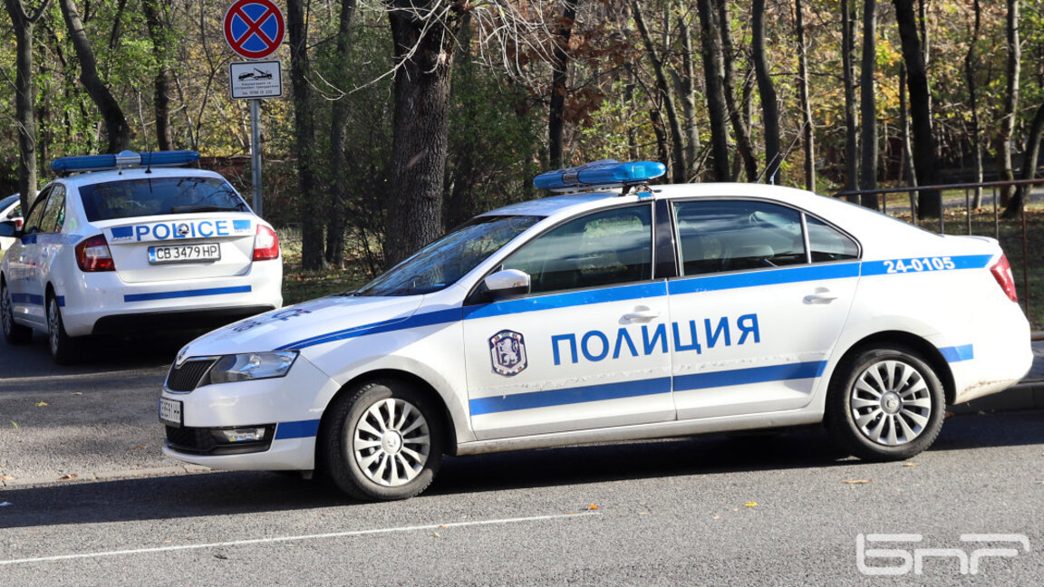 Сигнали за бомби в две училища в Перник