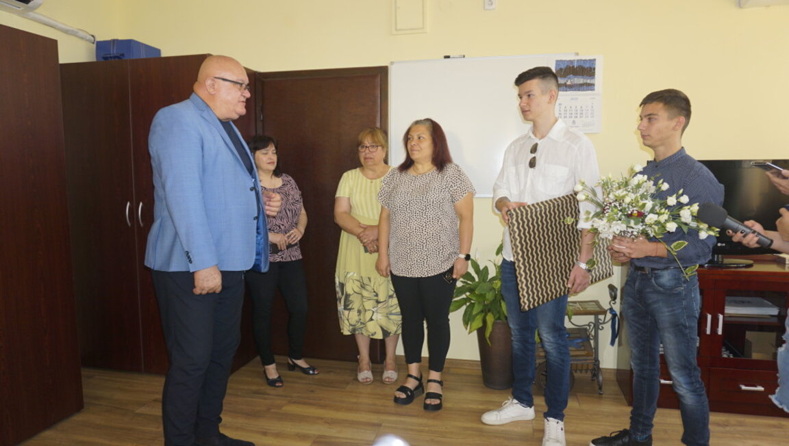 Абитуриенти от приемни семейства във Видин получиха подкрепа