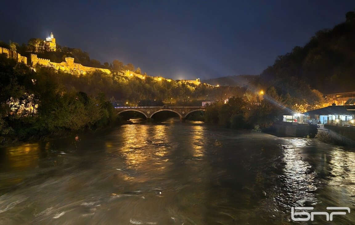 Реките Янтра и Белица повишиха сериозно нивата си и достигнаха критични стойности