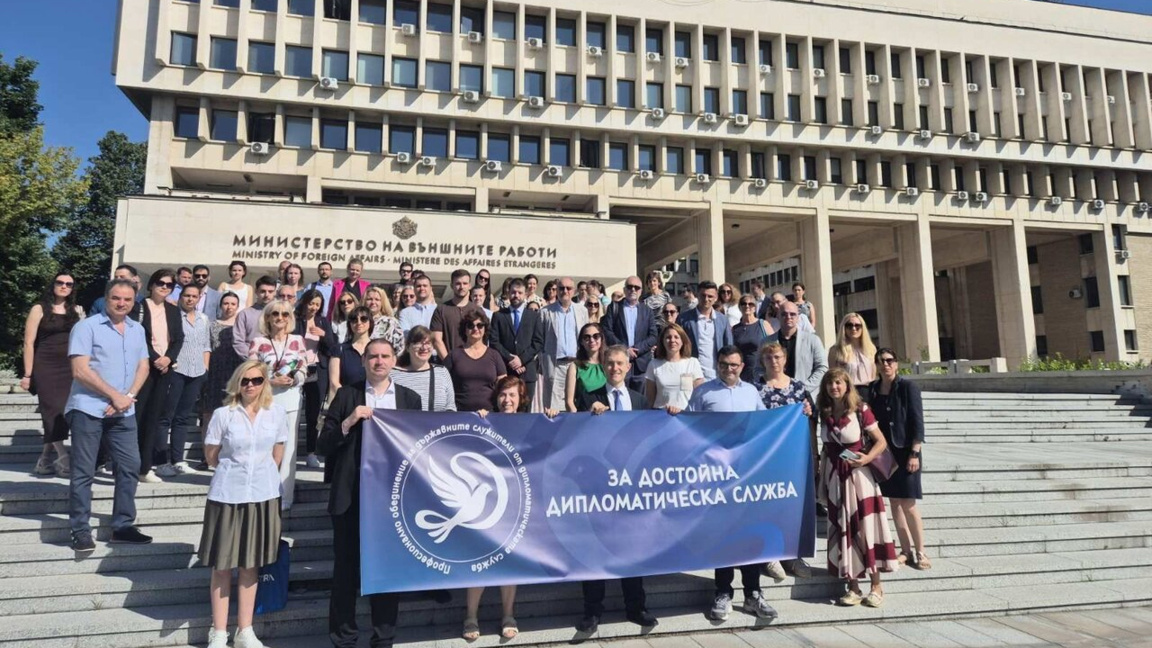 Διαδήλωση διπλωματικών υπαλλήλων μπροστά από το Υπουργείο Εξωτερικών