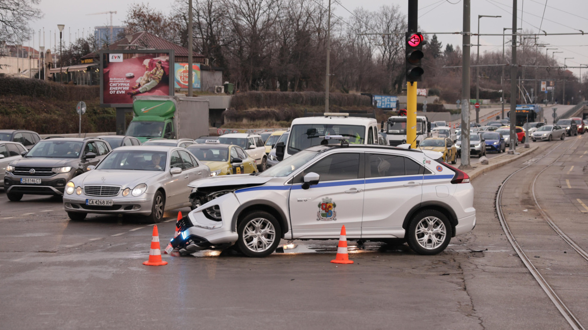 Катастрофа с кола на Столичната община до НДК