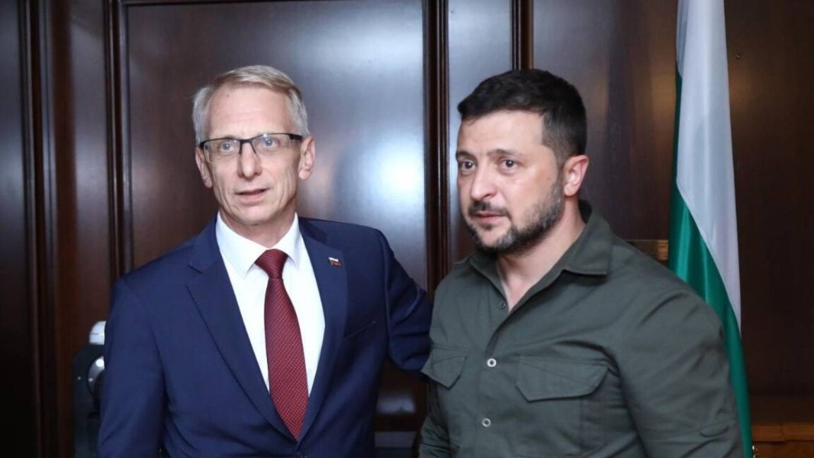 Prim-ministrul bulgar Nikolay Denkov și președintele ucrainen Volodymyr Zelensky
