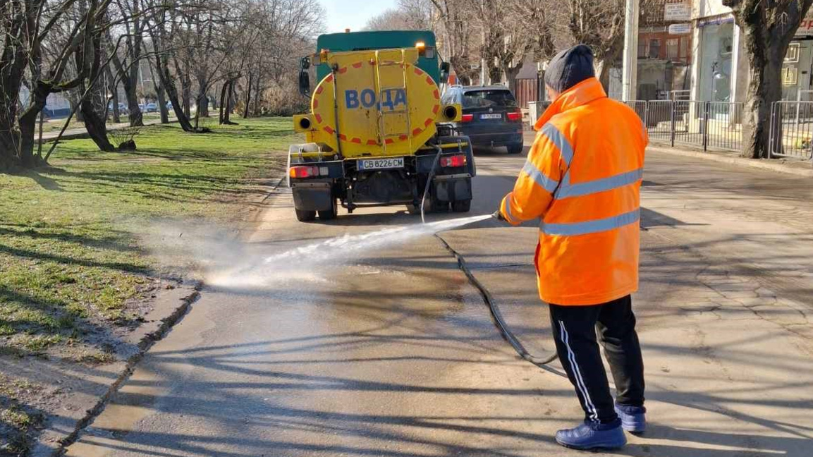 Ремонтират и мият улици в Русе...